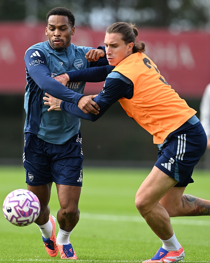 关于国际比赛日曼联备战荷甲窗口期纽卡斯尔备战法甲，Uzi与70激战阿森纳分钟瞬间刷屏的信息